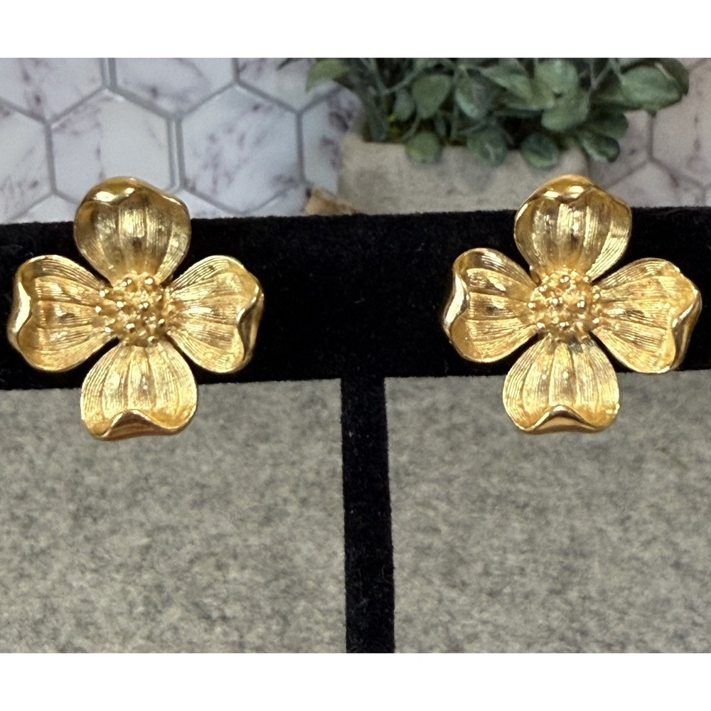 Vintage Trifari Gold Tone Dogwood Flower Clip-On Earrings Signed
